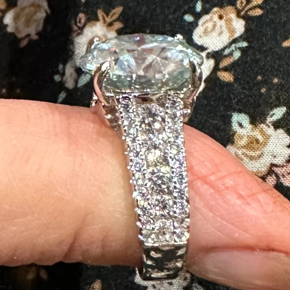 925 Sterling Silver 10ct Moissanite Ring, Fast Creative Ring, with box - Picture 6 of 10